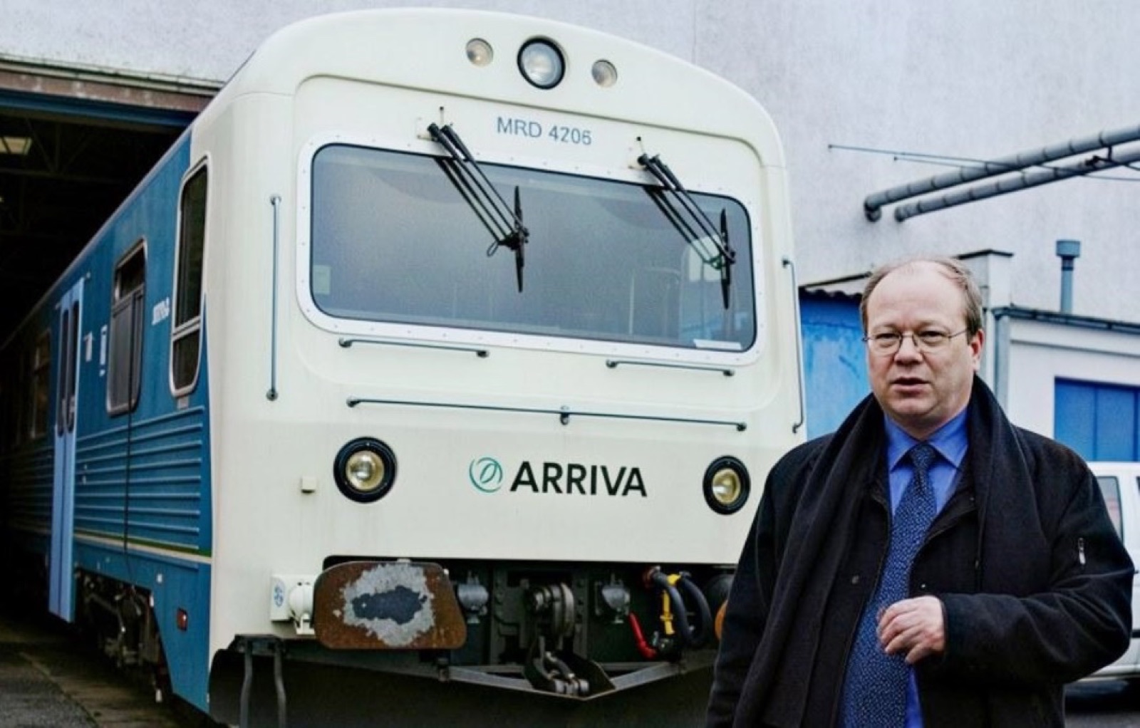 Hermann Schmidtendorf vor einem ARRIVA-Dieseltriebwagen